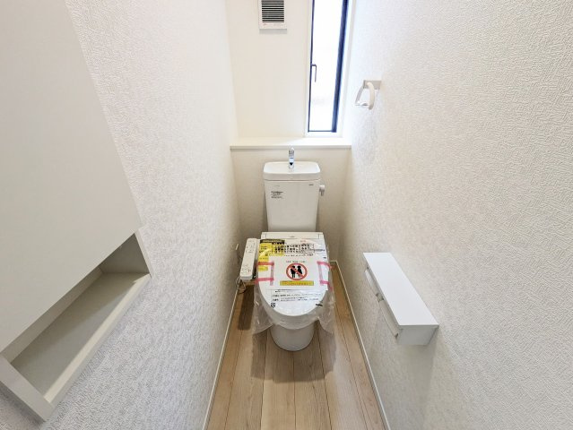 シンプルで使いやすい暖房・温水シャワー洗浄機能付きトイレは標準装備です！