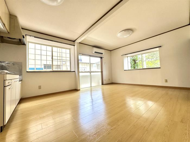 窓も多く光が入りやすいお部屋です！