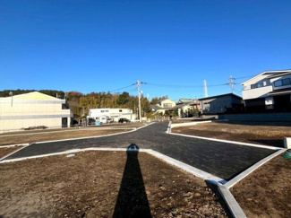 周辺には便利なコンビニエンスストアがあり日常の買い物に便利です。道幅も広く車の出入りにも安心感があります。青空と緑が広がっており開放的な景観が魅力です。ローソン横浜俣野店まで徒歩9分です。