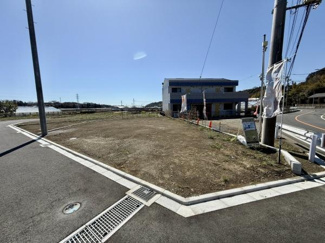 敷地が広く開放感のある現地土地写真です。周囲には建物や自然がバランスよく配置されています。造成済みで住まいや建築プランの検討がしやすい環境です。道路とのアクセスも良好で利便性が期待できます。