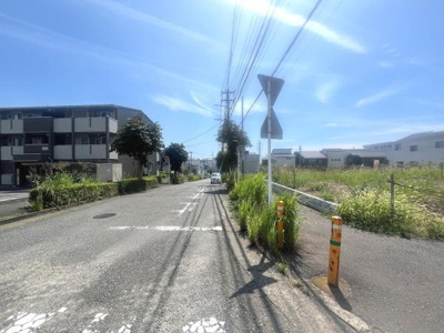 現地周辺は陽当たりの良さが感じられる環境です。幅のある前面道路は車の出入りに配慮しやすい造りです。周囲には低層住宅や空地が広がっており開放感があります。道路沿いに緑があり落ち着いた雰囲気です。