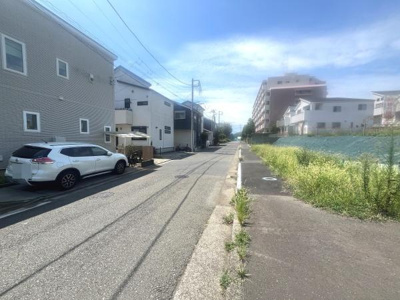前面道路は幅員があり車の出し入れがしやすい環境です。現地周辺は静かな住宅街で余裕のある道路スペースが特徴的です。歩道も整備されており見通しの良いエリアとなっています。