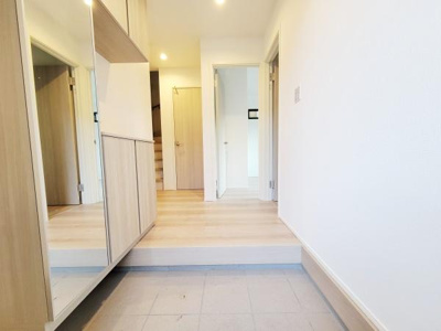 玄関は明るさが感じられる空間です。収納スペースが豊富に設けられており玄関まわりがすっきりと片付きます。ゆとりのある玄関ホールは広がりを演出しています。段差も緩やかに設計されています。