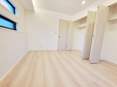 現代的なデザインが特徴の外観です。シンプルな色使いが調和しています。建物全体がすっきりとした印象です。広々とした駐車スペースも確保されています。メンテナンスがしやすそうな設計です。