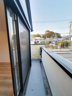 採光の良いバルコニーが設置されています。ガラス戸から室内への光がしっかりと届きます。便利な開閉式のサッシで使い勝手が広がります。外の景色を楽しめる開放的なスペースです。