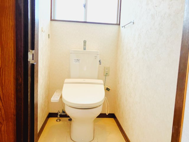 姶良市東餅田中古戸建て【トイレ】洋式トイレからシステムトイレへリフォームされてはいかがでしょうか。
