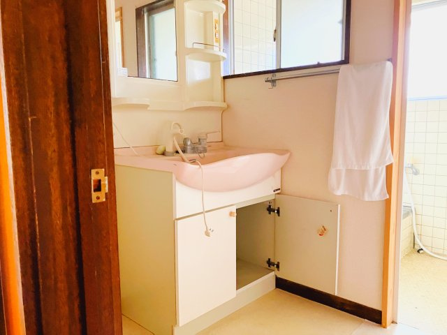 姶良市東餅田中古戸建て【独立洗面台】独立洗面化粧台が付いています。洗面化粧台、水栓金具取替もできます。