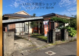 姶良市東餅田中古戸建て【外観】前面道路も広く、運転しやすいです。門扉を広げれば駐車２台確保できます。