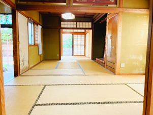 姶良市東餅田中古戸建て【和室】い草の香りが落ち着く素敵な和室です。３室（和室）がつながっておりますので、広々空間を味わえます。もちろん、フローリングへの取替も可能です。