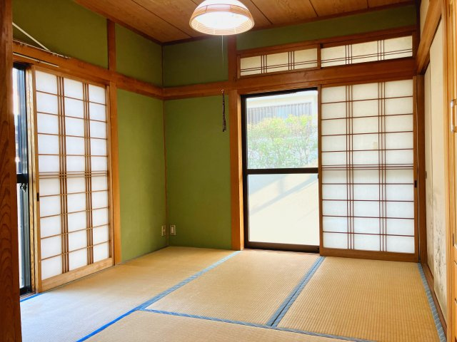 姶良市東餅田中古戸建て【和室】趣のある和室で、収納スペースも完備しており物の片付けにも困りません。