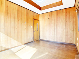姶良市東餅田中古戸建て【洋室】明るい洋室で、子供部屋にも最適です。