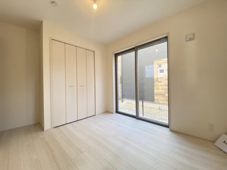 1階洋室約5.3帖。来客時の宿泊室、趣味のお部屋としてもご利用いただけます。