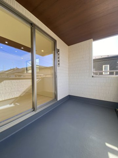 2階リビングから繋がる南面バルコニー。明るい空間で時にはリフレッシュを。のびのび過ごすことができます。