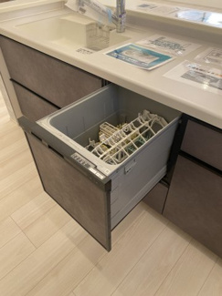 日々の家事にゆとりが生まれる、嬉しい食器洗浄機付き。