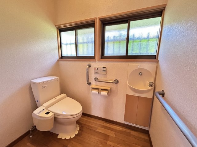 長溝町売家【トイレ】トイレは広く拡張リフォームされています！