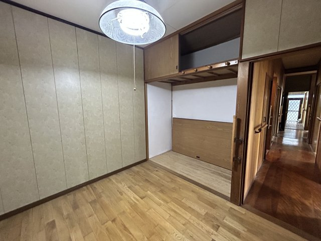 長溝町売家【洋室】使い方様々な１階の納戸兼洋室です！