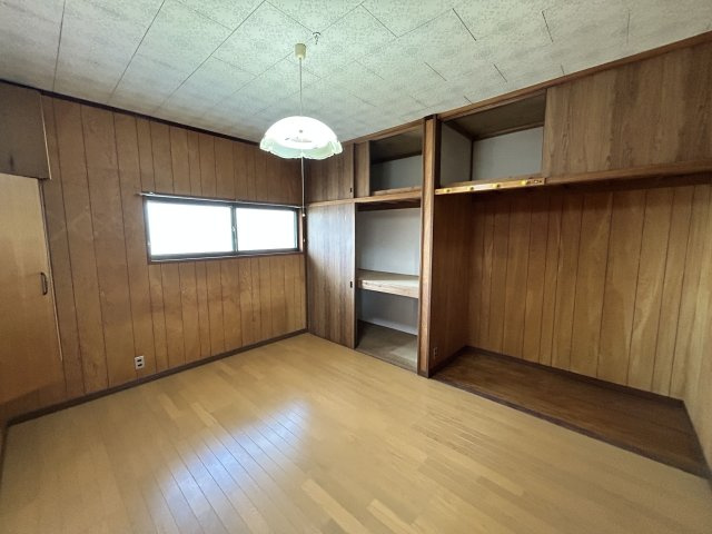 長溝町売家【洋室】明るい床色の２階洋室です！！