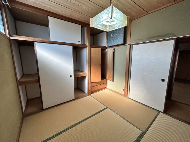 長溝町売家【和室】２階和室も日当たり良好です！