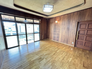 長溝町売家【居間・リビング】キッチンと繋がった日当たりの良いリビングルームです！