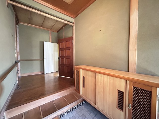 長溝町売家【玄関】南向きの明るい玄関です！