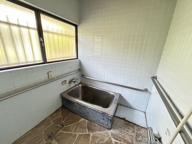 長溝町売家【浴室】洗い場が広い浴室です！