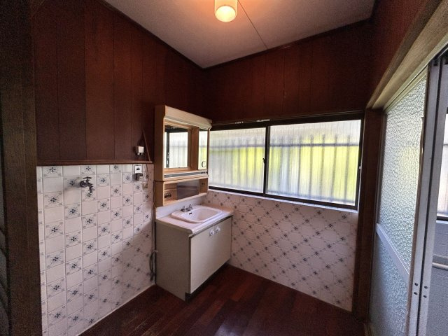 長溝町売家【洗面所】清潔感ある落ち着いた色合いの脱衣所になります！