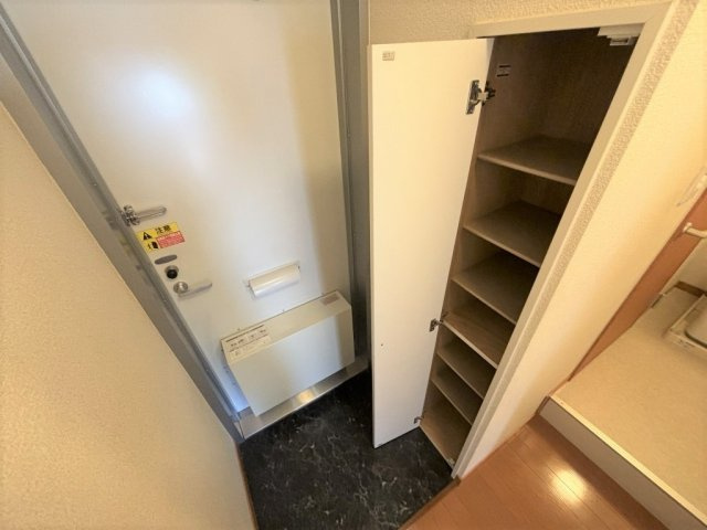 レオパレスカトレア【玄関】