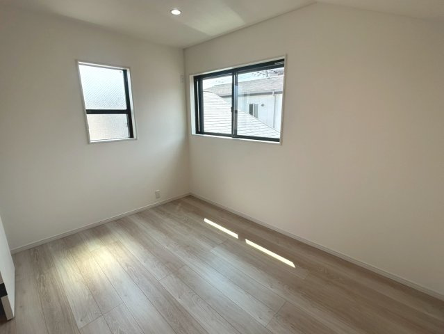 右京区嵯峨中又町【寝室】5.4帖洋室：寝室にもオススメな収納付きのお部屋♪