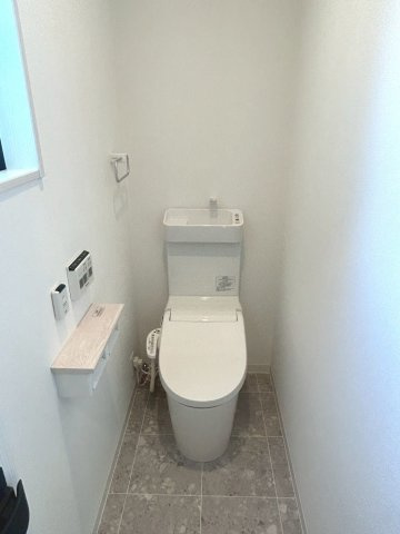右京区嵯峨中又町【トイレ】《トイレ》TOTO：NewアラウーノV　少ない水できれいに流す、3Dツイスター水流