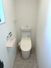 右京区嵯峨中又町【トイレ】《トイレ》TOTO：NewアラウーノV　少ない水できれいに流す、3Dツイスター水流