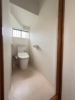 洗面台横のトイレ部分です。