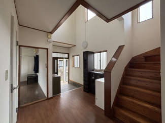 開放感あふれる玄関スペースです。収納スペースも十分にございますのでスッキリとした空間を保てます。出入りがしやすい設計で、落ち着いた雰囲気が印象的です。