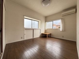 2階6.0帖の洋室です。2面採光で穏やかな陽がたっぷり注ぎ込みます。
くつろぎのプライベート時間を明るい空間で穏やかにお過ごしいただけます。