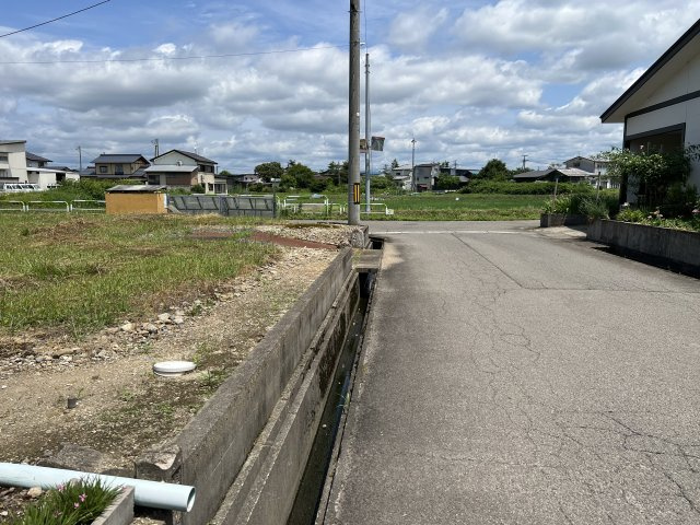 横手市雄物川町字出向売地【前面道路含む現地写真】