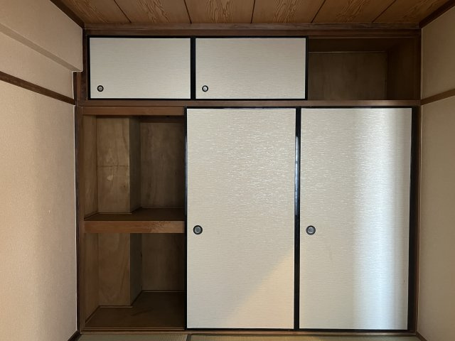 メゾン南加賀屋 【収納】収納豊富です。押入に天袋もあります。