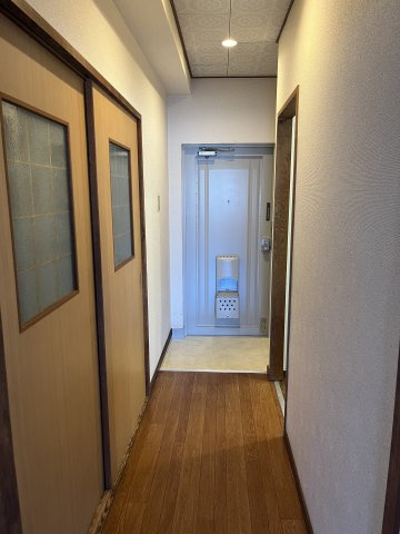 メゾン南加賀屋 【内装】廊下の照明を新設しました。すべてLEDダウンライトです。