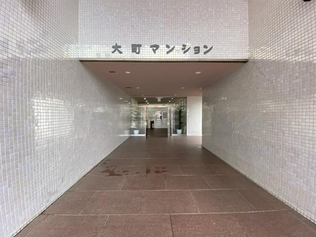 重厚感のあるエントランス　管理人さんがいるマンションです