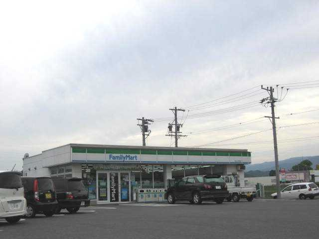 クローバーＡ【周辺】ファミリーマート白山二本木店まで450ｍ