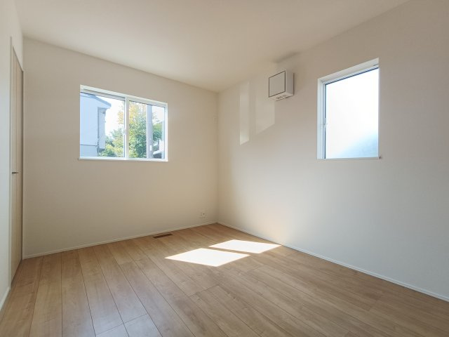 1号棟【洋室】■6帖洋室　空間を豊かに表現して時間によってさまざまな光を映し出す窓は、流れる時間を豊かなものにしてくれます。
