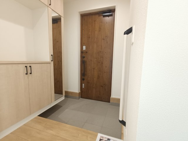 1号棟【玄関】■玄関　広々とした玄関にはシューズボックスを設け、いつも片付いた清潔な空間を保てます。