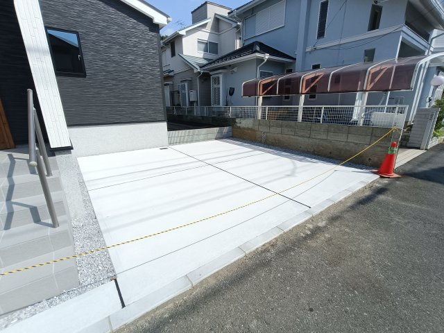 1号棟【駐車場】■駐車スペース　並列で2台分確保♪前面道路との段差がないのでお車の出し入れも楽々♪