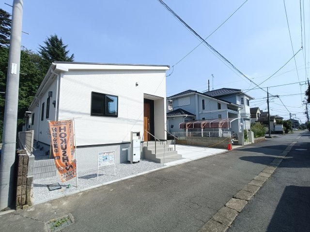 1号棟【前面道路含む現地写真】■前面道路　城北小学校まで約980ｍ、コンビニエンスストアまでは338ｍの距離です♪