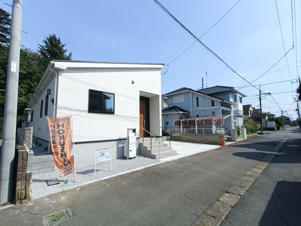 1号棟【前面道路含む現地写真】■前面道路　城北小学校まで約980ｍ、コンビニエンスストアまでは338ｍの距離です♪