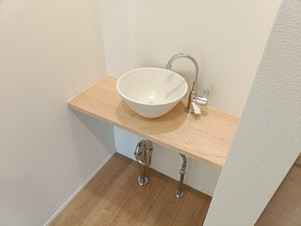 1号棟【設備】■手洗いボウル　玄関脇の手洗いボウル。帰宅後の手洗いやガーデニング作業後などに便利ですね♪