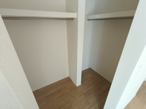 1号棟【収納】■ウォークインクローゼット　収納棚付きでバッグ類などの収納も楽々♪