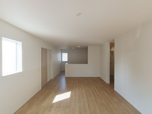 1号棟【居間・リビング】■LDK　広くて明るいＬＤＫ♪心地の良い光が全体を包みます！ また、くつろげるリビングが広く確保されているため、ご家族皆様の笑顔が溢れます。