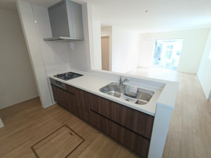 1号棟【キッチン】■キッチン　3口ガスコンロでお料理も捗りそうですね♪