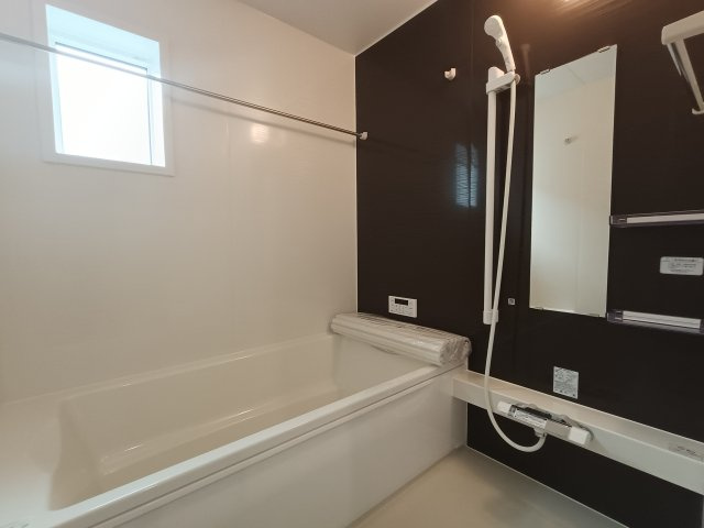 1号棟【浴室】■バスルーム　毎日のバスタイムが楽しみになりそうな広々浴室♪ 雨の日のお洗濯にも大活躍！浴室乾燥機付