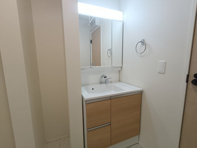 1号棟【独立洗面台】■洗面所　脱衣スペースを含む空間はゆとりの広さを設け、洗面化粧台の鏡の後ろに収納スペースを設ける事により散らかりやすい洗面スペースをスッキリ保てます。