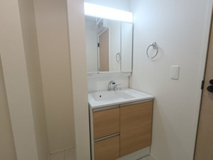 1号棟【独立洗面台】■洗面所　脱衣スペースを含む空間はゆとりの広さを設け、洗面化粧台の鏡の後ろに収納スペースを設ける事により散らかりやすい洗面スペースをスッキリ保てます。